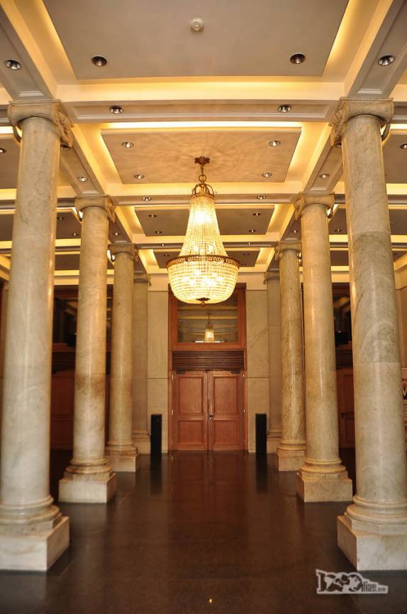 Um pomposo lustre ilumina o saguão de entrada do Teatro Solis, no Centro Velho de Montevideo, no Uruguai